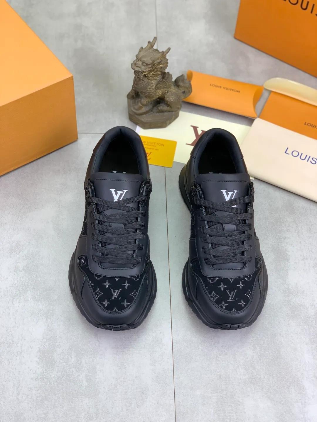 Men's men's shoes 💰P680 new style 💶[LOUIS VUITTON] (original order) new style 🍀LV Louis Vuitton * - top version of LV classic trendy shoes! Use imported original cowhide and water-dyed cowhide lining. The latest original wear-resistant TPU combination outsole! High quality products! Multiple colors available, code number: 38-44 (45 46 customized)